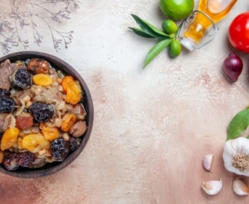 What Dried Fruit Goes Well with Garlic and Lamb?