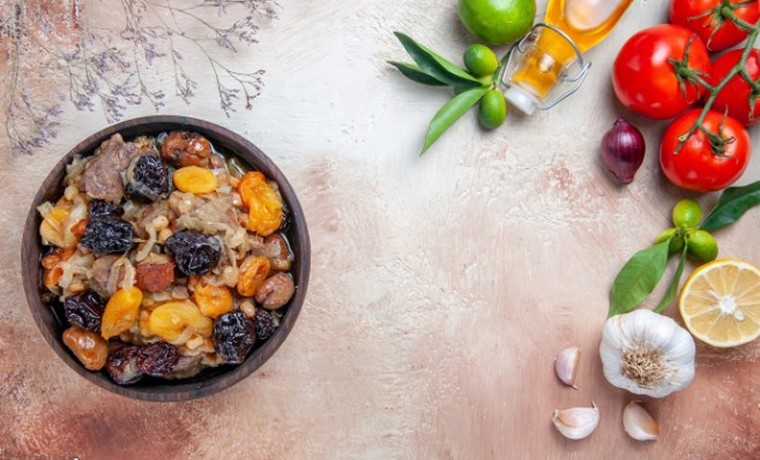 What Dried Fruit Goes Well with Garlic and Lamb?
